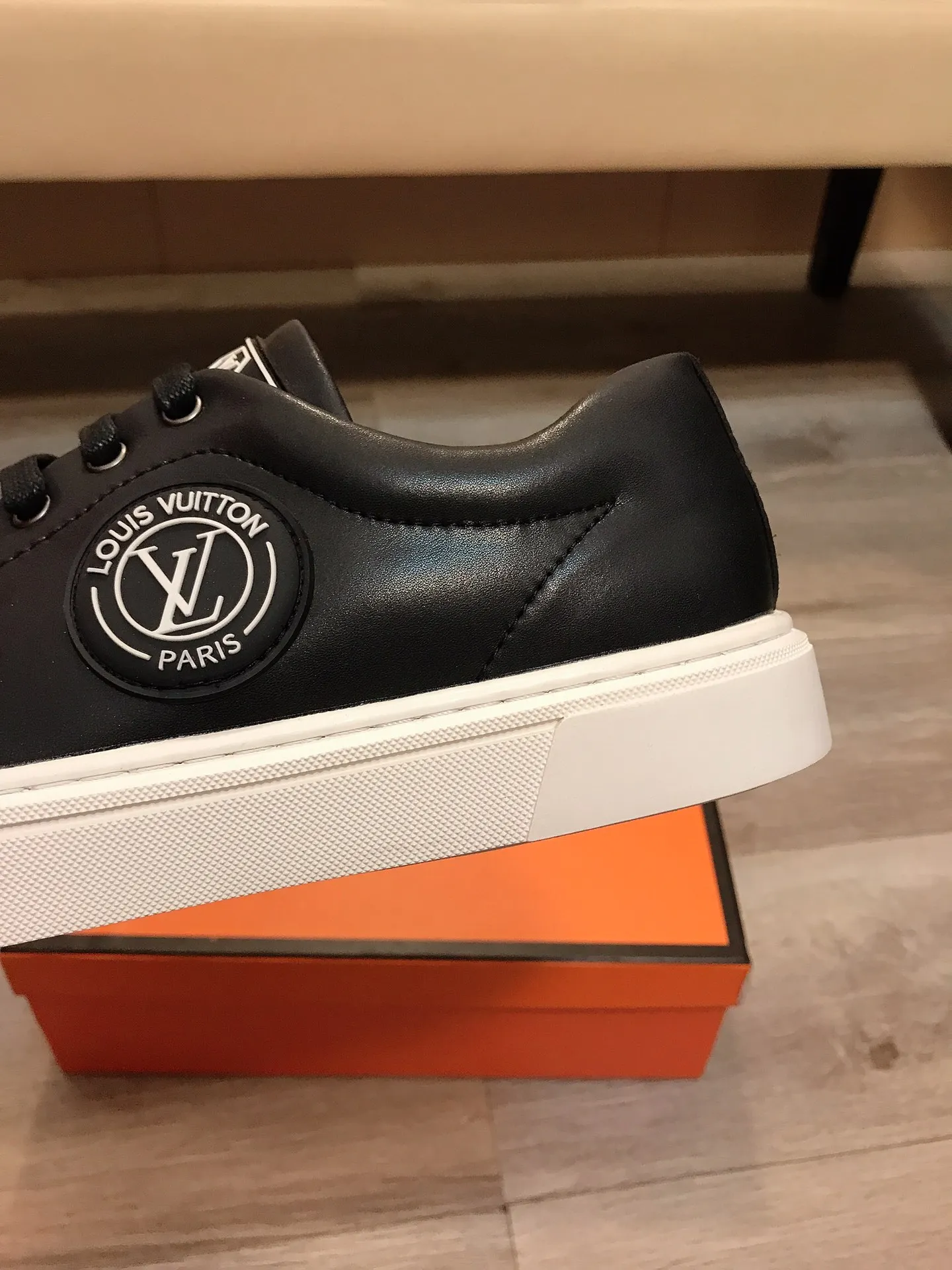 Factory price P360 👟👟💥【LV Louis Vuitton】The latest trendy casual shoes for men, made of imported cowhide with brand logo, genuine leather lining, rubber outsole that is wear-resistant and non-slip, high-level version, perfect on-foot effect, and exquisite workmanship. Code number: 38-44